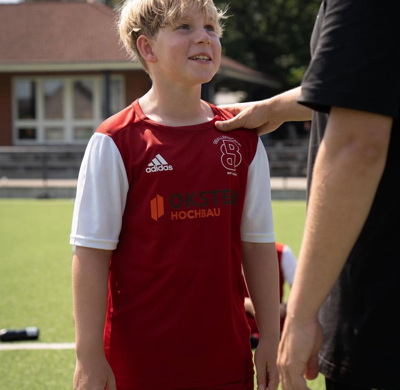 Trikotsponsor beim BBallersCamp: OKSTEIN Hochbau unterstützt Fußball-Nachwuchs